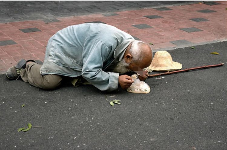 老板娘把街头乞丐请进店里做了这些乞丐感动的哭了起来