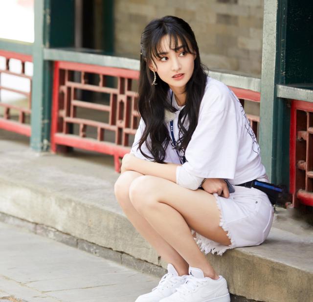 我在颐和园等你晒出郑爽美照白t配短裤自信美丽被圈粉了