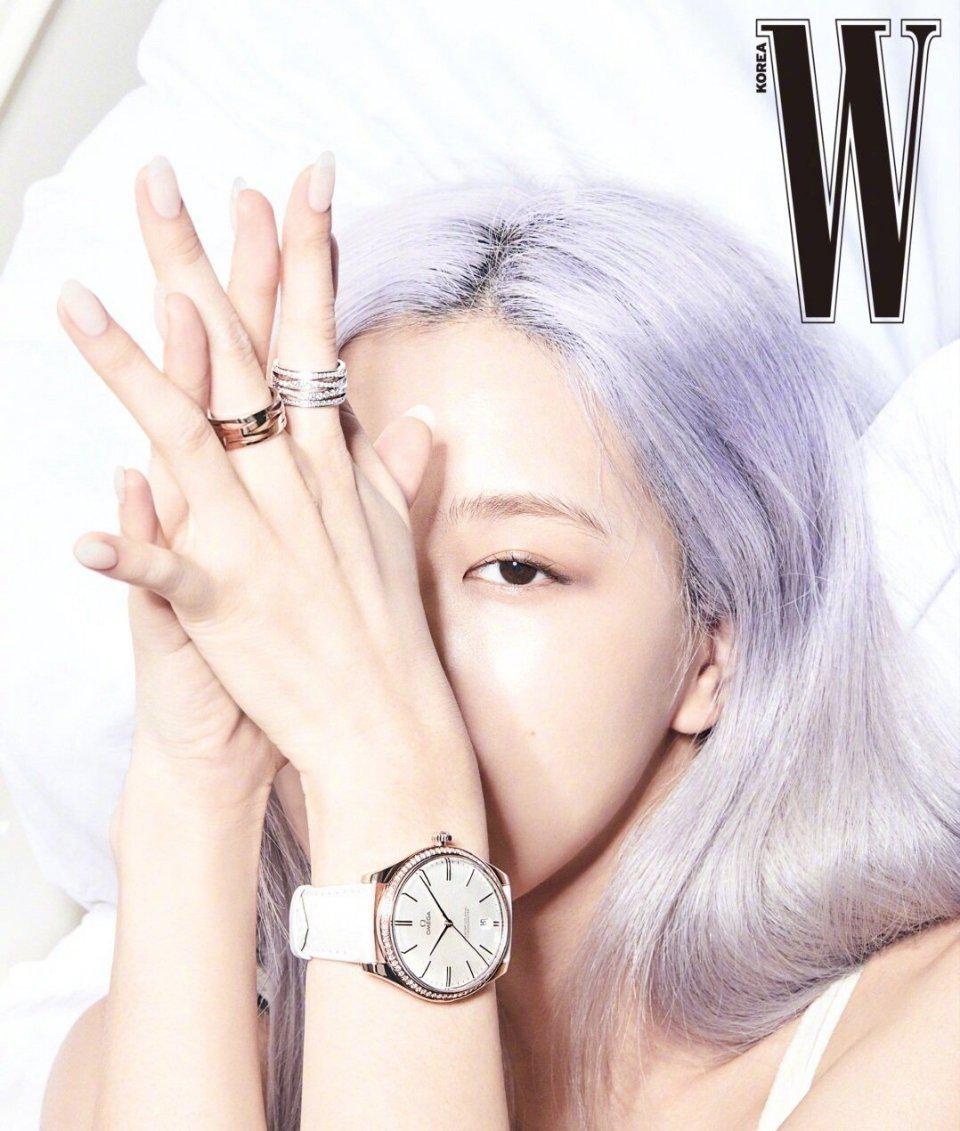 朴彩英紫发造型真的好绝,在紫发的衬托下,皮肤更加显白