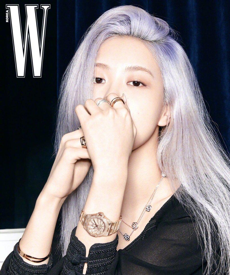 朴彩英紫发造型真的好绝,在紫发的衬托下,皮肤更加显白