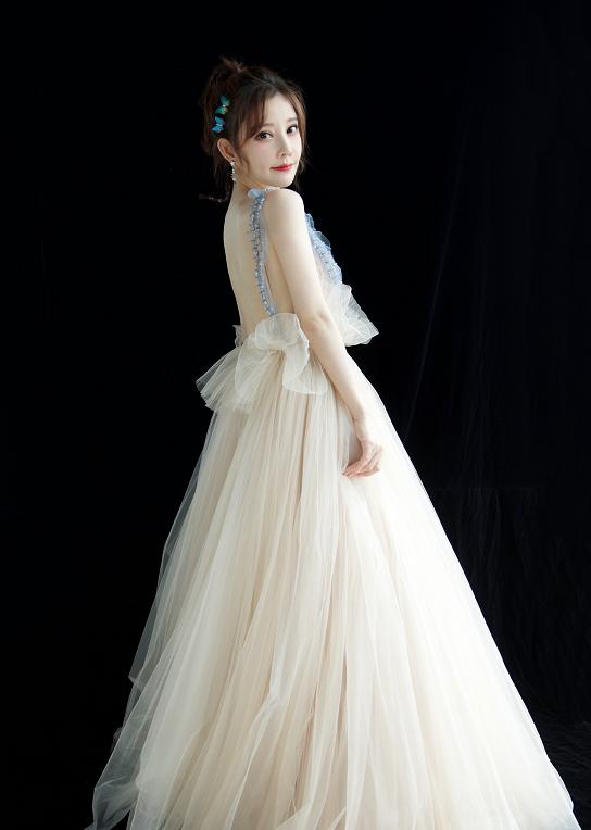 冯提莫获奖实至名归露肩美妆皮肤白嫩颜值与才华并存