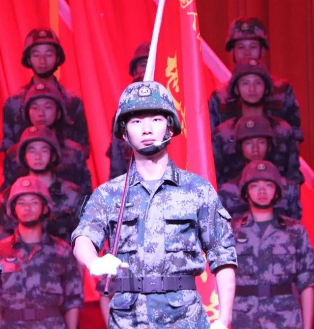 上尉连长娶了上士班长!在单位还好说,回家后要给老婆敬礼吗?|连长|连