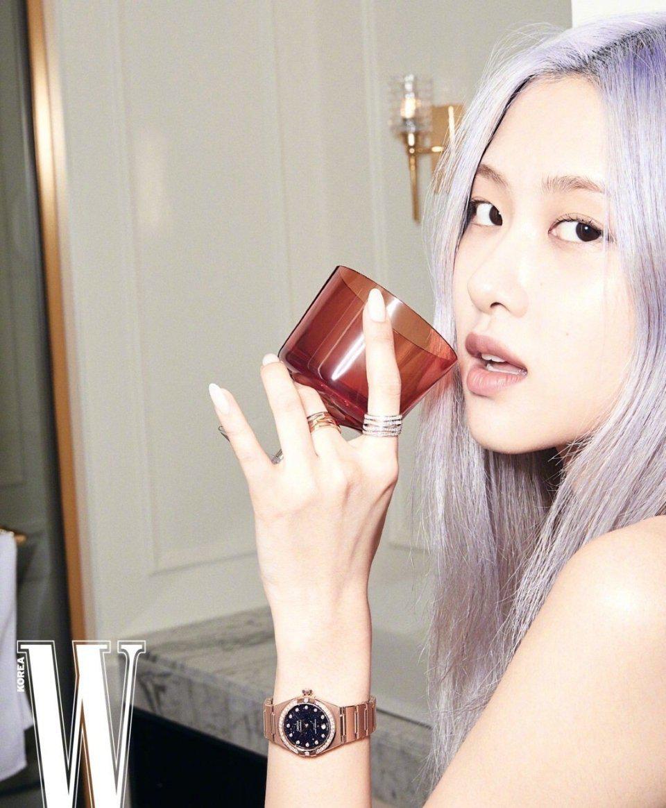 朴彩英紫发造型真的好绝,在紫发的衬托下,皮肤更加显白