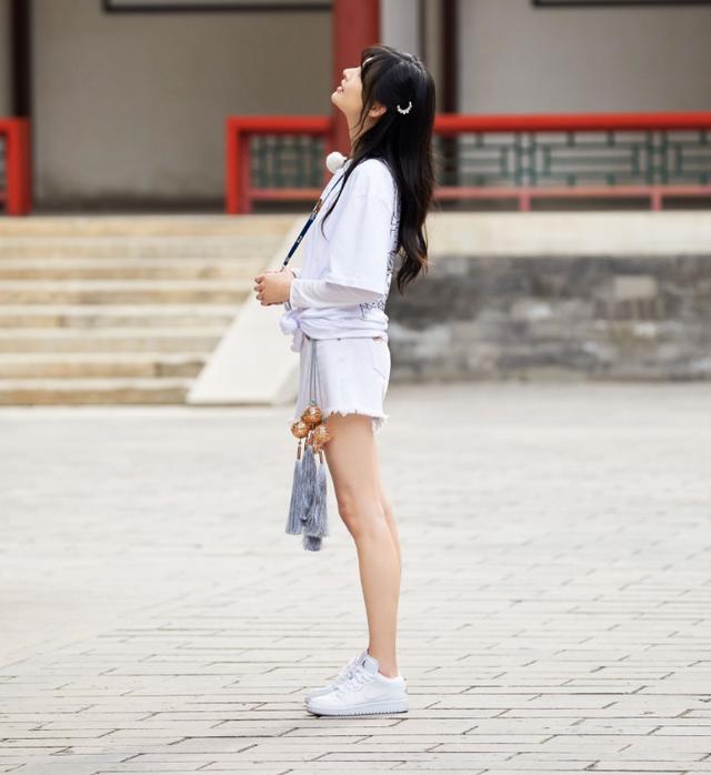 我在颐和园等你晒出郑爽美照白t配短裤自信美丽被圈粉了