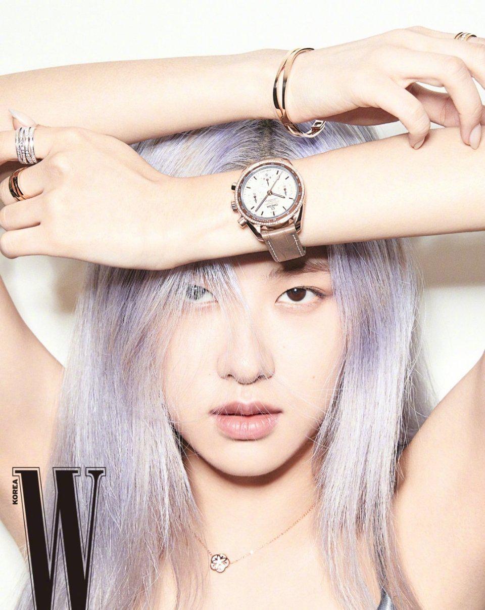 朴彩英紫发造型真的好绝,在紫发的衬托下,皮肤更加显白