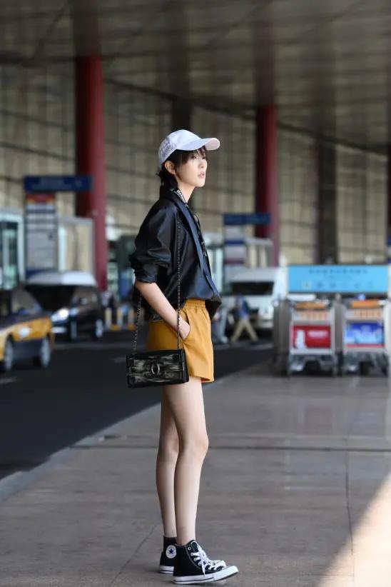 童瑶的腿也太直了吧,穿上短裤后更抢镜,腿长真是不输超模