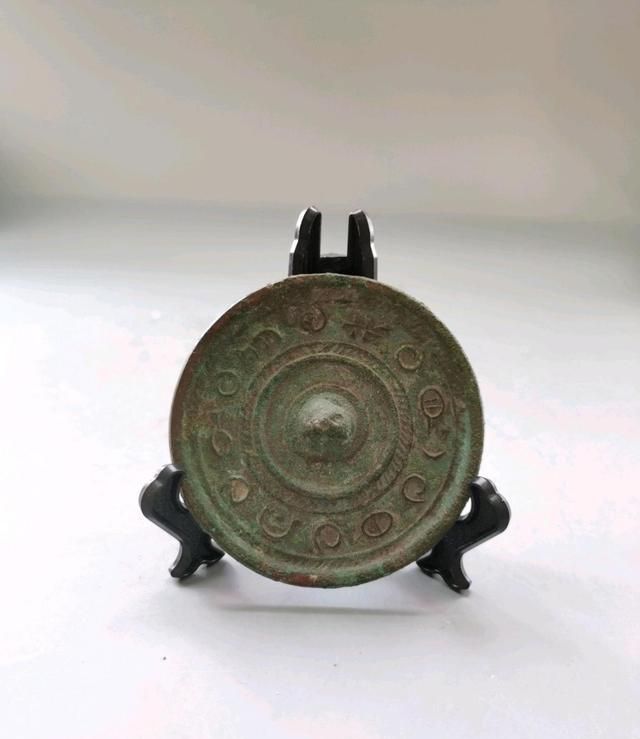 上博有一面"照妖镜",暗藏一神奇功能,专家惊叹:2000年黑科技