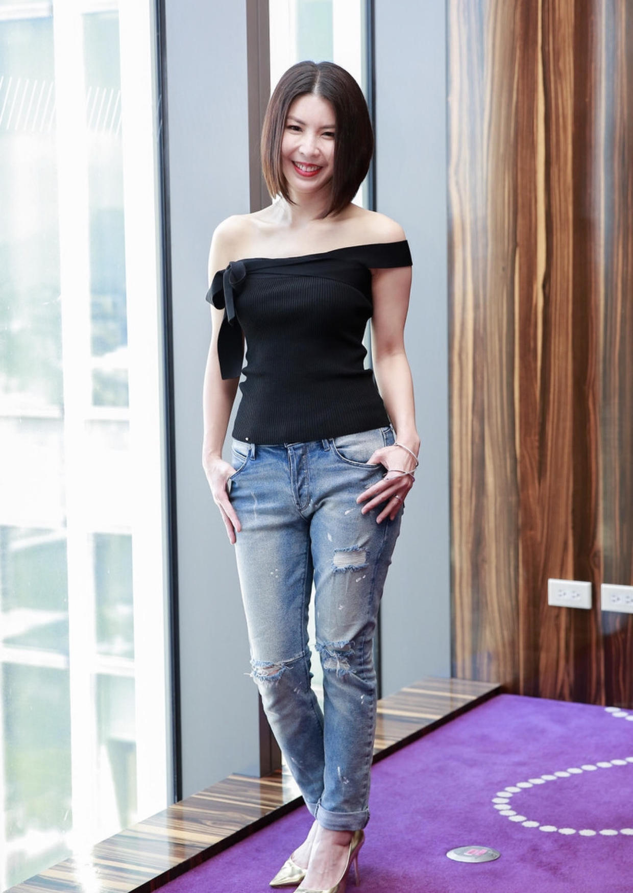 许茹芸惊艳到我了黑色露肩上衣配牛仔裤清爽简约美得洒脱不羁