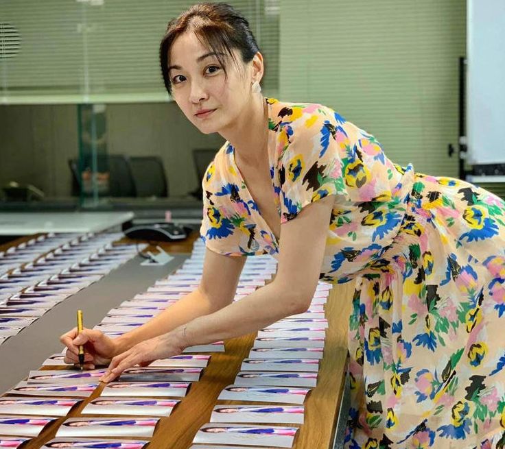 她一恋小6岁小鲜肉,二恋小2岁型男,如今42仍然魅力却还是单身!