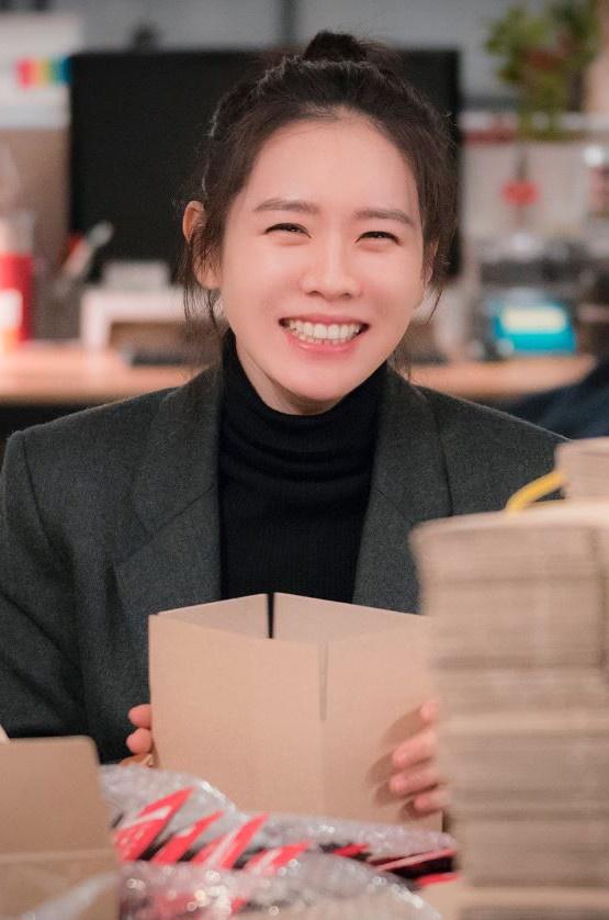 孙艺珍反差萌趣事!综艺经典傻瓜舞,怕脸变大竟「抬头打嗑睡」