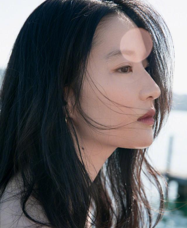 刘亦菲晒九宫格美照,衣服配色颜值高才能驾驭,看到侧脸爱了爱了