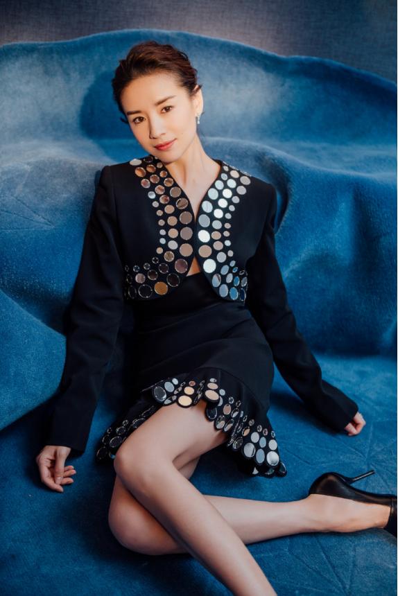 路人镜头下的董洁太显老,皮肤松弛还下垂,真太让人心疼了