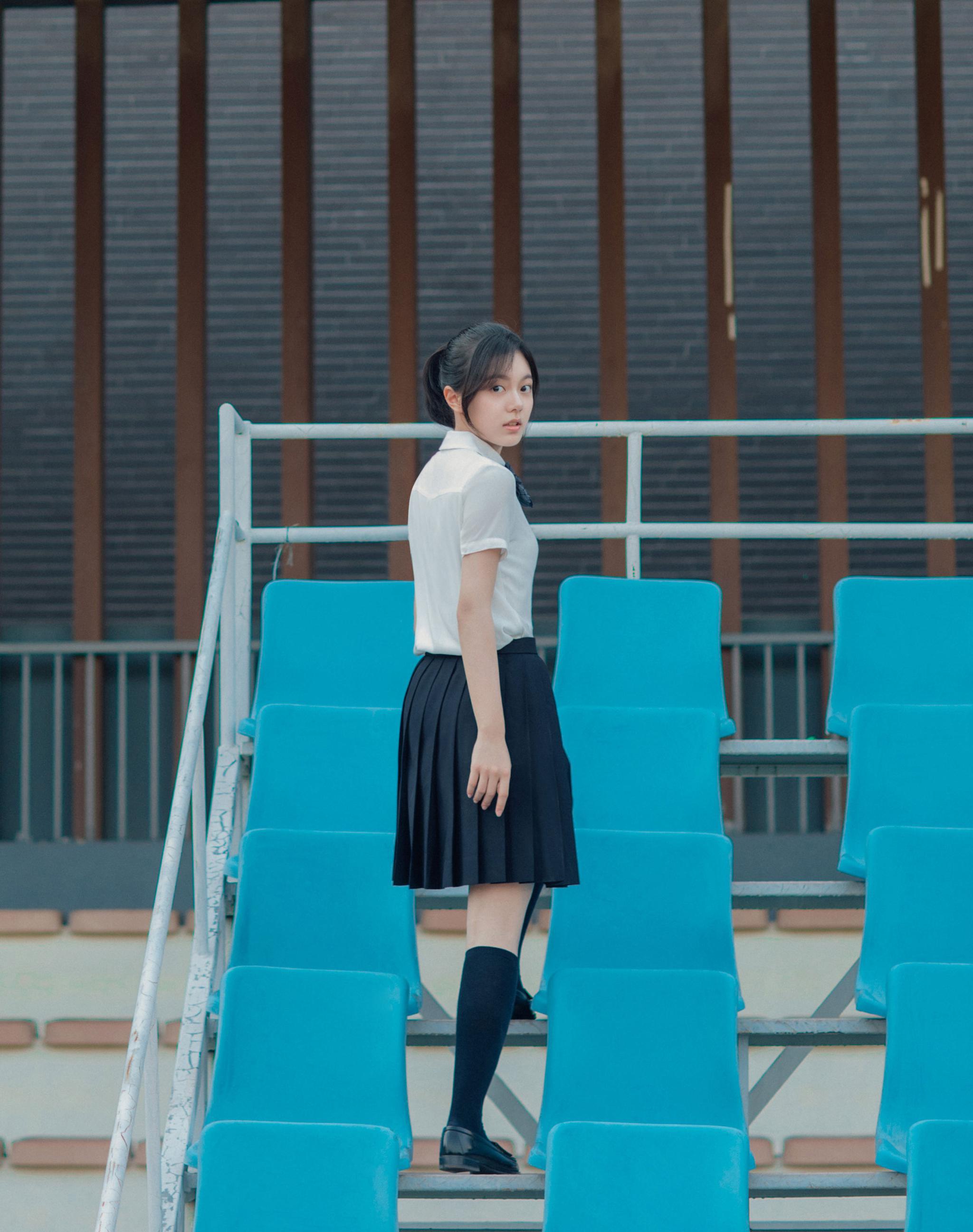 果然是18岁的高考生,赵今麦穿蓝色衬衫裙扎丸子头,简单清新