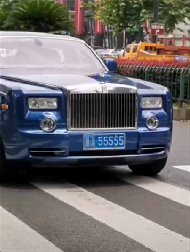 车内舒适性极佳,最关键的是大部分劳斯莱斯车型都会挂上连号车牌,从而