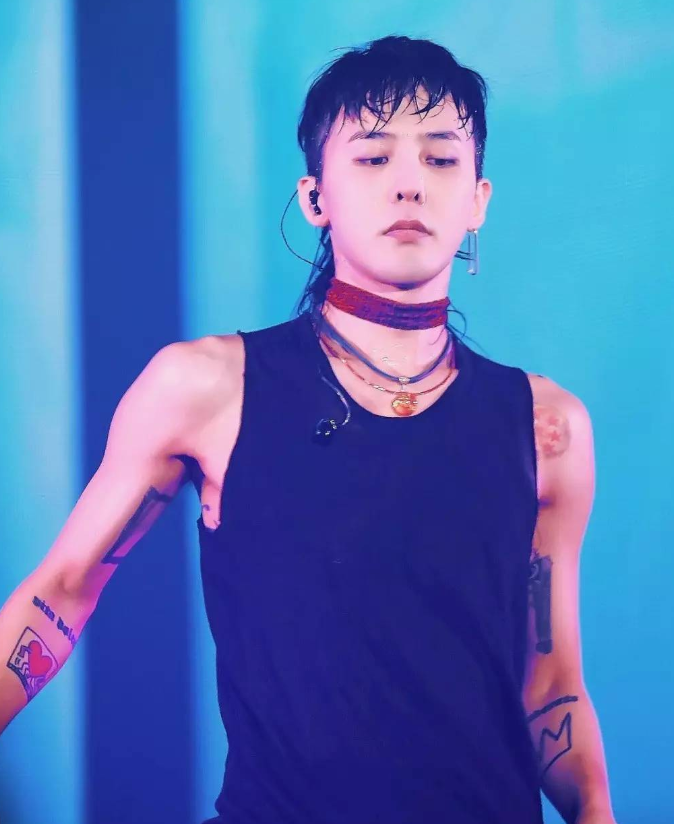 权志龙自拍照真实皮肤暴露毛孔粗大且显老网友称不再是男神颜