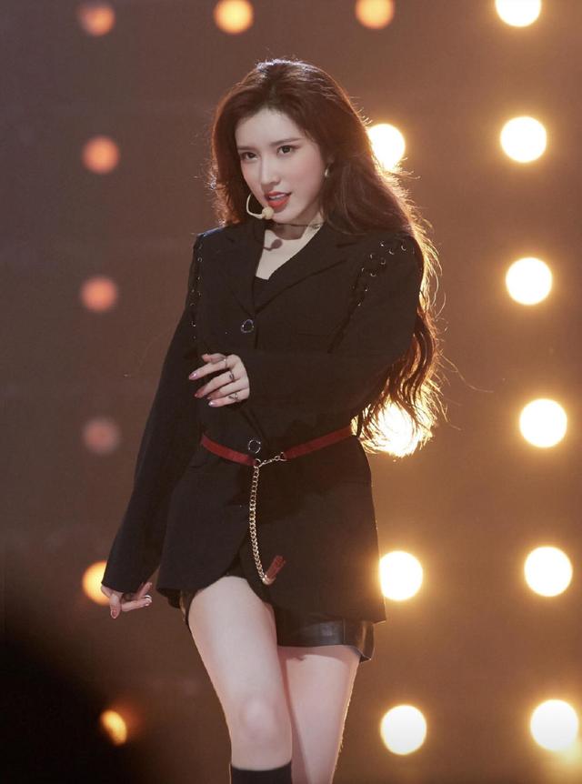 戴燕妮真是公主命穿无袖外套内搭条纹t恤一般人学不会