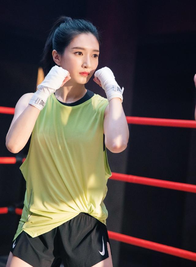 不仅在饮食方面会有所控制,健身也是少不了的,江疏影也是妥妥的一位