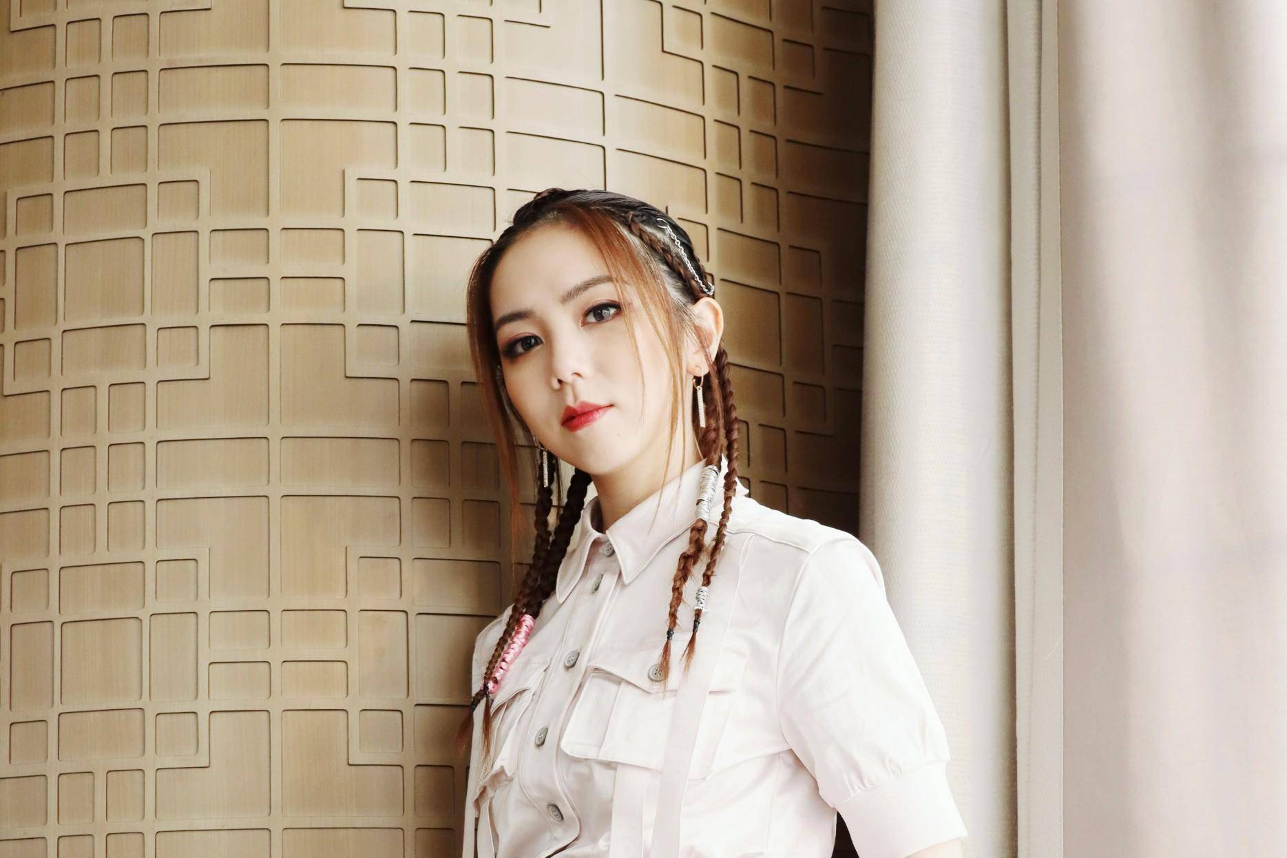 邓紫棋回应暴躁爷爷,花1天时间学东北话,"浮夸"画风使人发笑