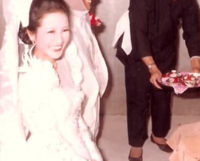 狄波拉当年出嫁时的珍贵影像,颜值绝了,怎能叫何鸿燊不心动?