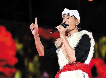 他以农民形象火遍中国,还娶了超女当老婆,被拆穿后沦成普通人