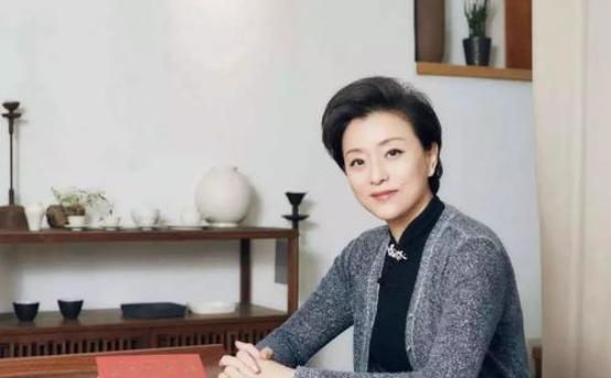 有种“完美”叫杨澜儿子，不仅遗传妈妈的美貌，还成为妈妈的学弟