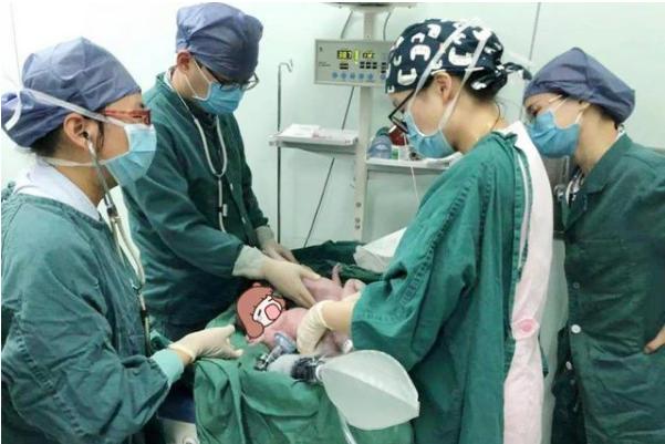 高龄产妇执意生二胎孩子出生后哥哥却远走他乡网友换我也走