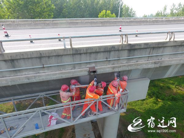 工人正在进行桥面径流收集系统排水管道安装施工