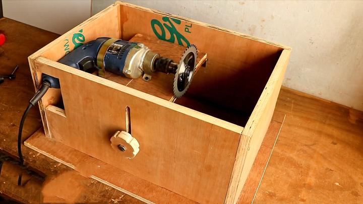 用电钻改造一台迷你台锯平时加工点材料真是太方便了