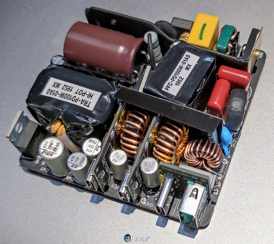 果粉之友 闪极100w氮化镓四口充电器体验