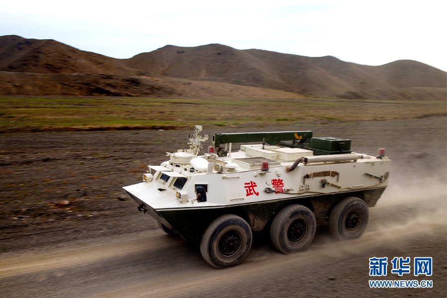 武警宁夏总队机动支队防暴装甲车中队重火器实弹射击演练在贺兰山下拉