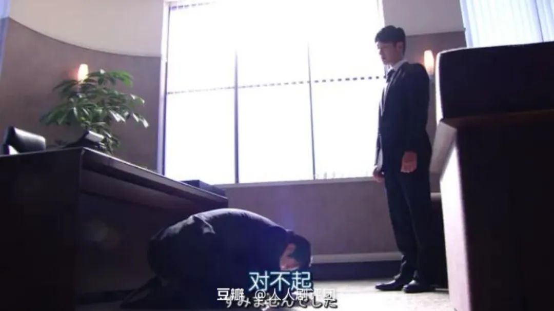 上一季的最后,半泽直树成功复仇,让刁难过自己的上司下跪道歉,但却被