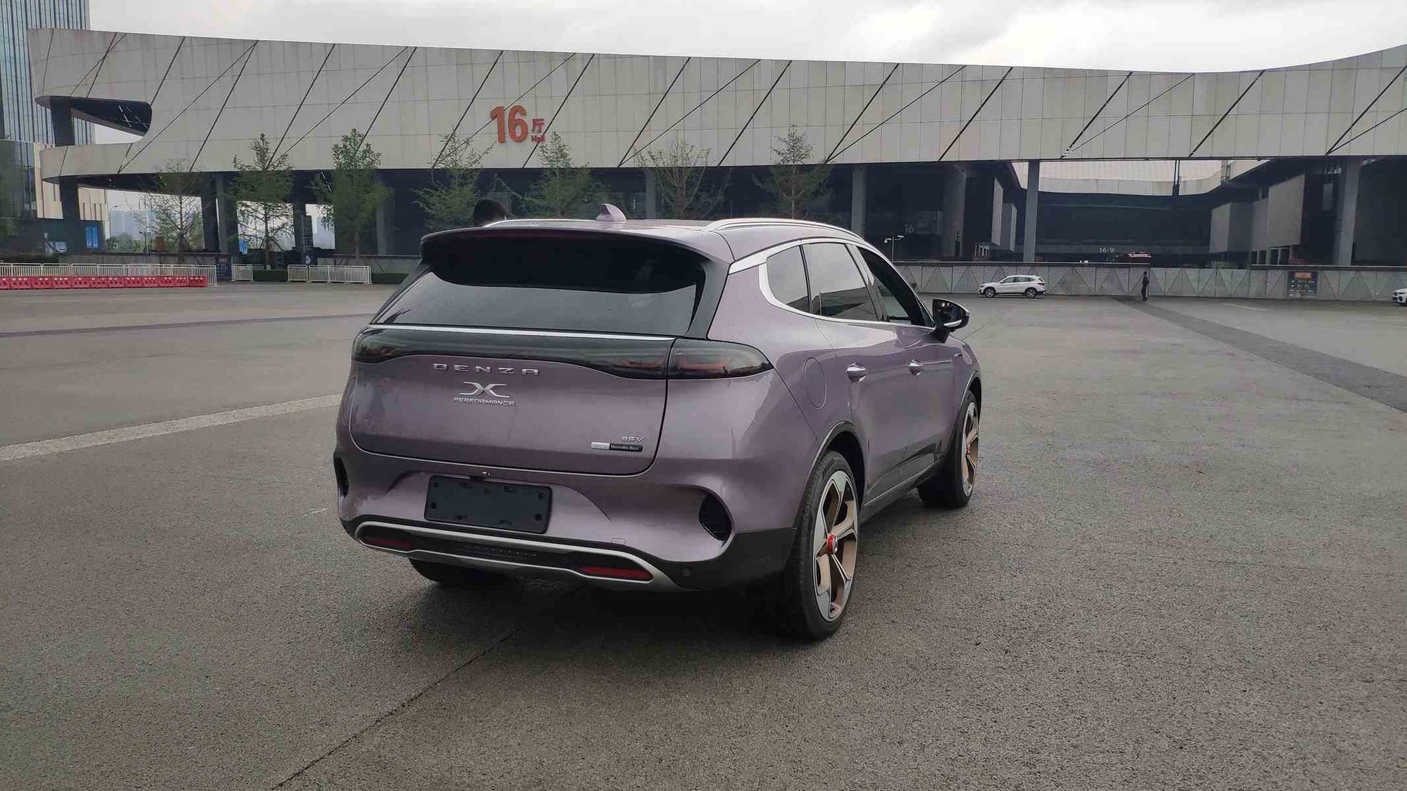 2020年成都车展探馆:腾势x实车-新浪汽车