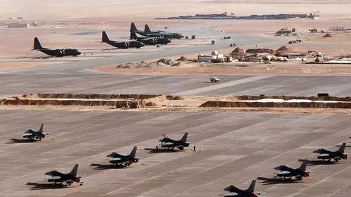 这弹丸小国,国土三分之一是美国军事基地,最高峰驻扎13万美军