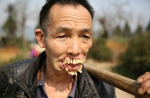 1960年8月的一天,11岁的吴秀友在山坡上放牛,突然,一只狼从隐蔽处跳了