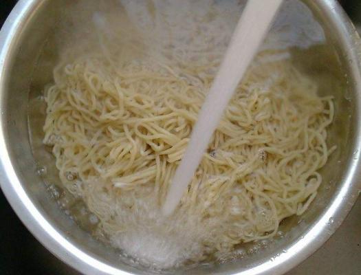 煮面时,最怕开水下锅,面馆老板:关键要看3点,面条爽滑又劲道