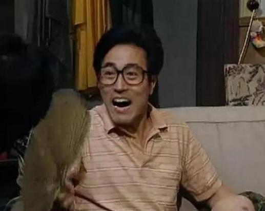 《我爱我家》之后,杨立新在这部剧饰演的是"贾志国",虽然古板但很聪明