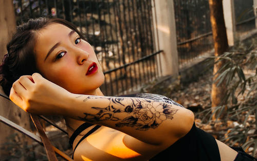 纹身的女孩们你所追求的时尚早晚有一天会让你痛哭