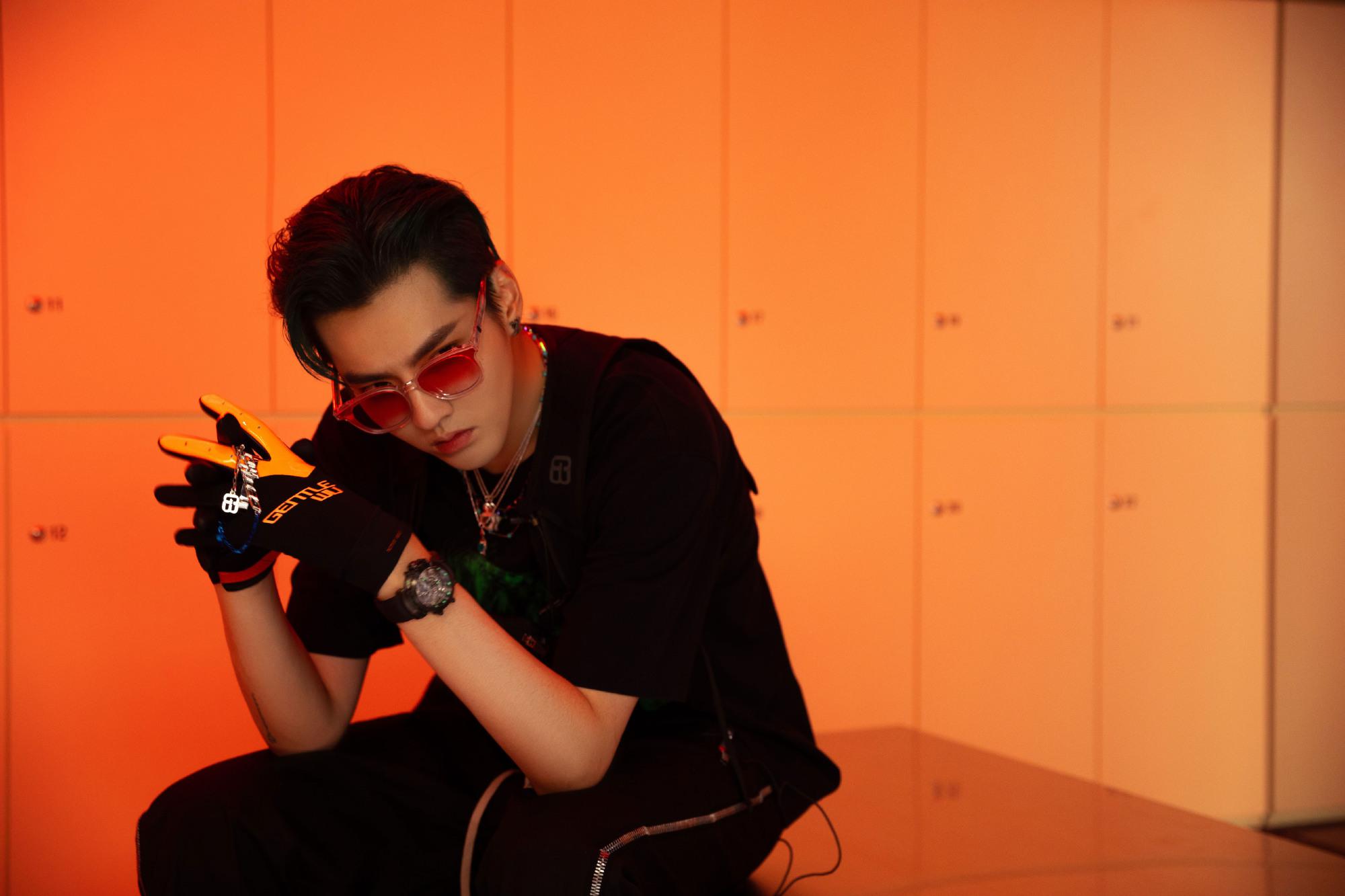 吴亦凡全新造型亮相,墨绿发色朋克风十足