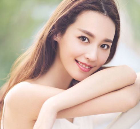 今天小编要说的这位女明星叫做吴佳妮.来跟小编一起看看她的故事吧!