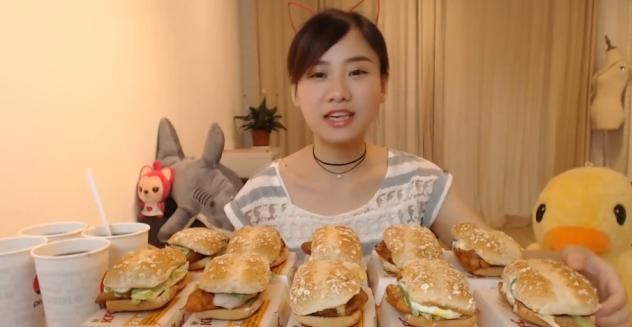 密子君吃20个鸡肉汉堡喝饮料时却露馅了网友全是装的
