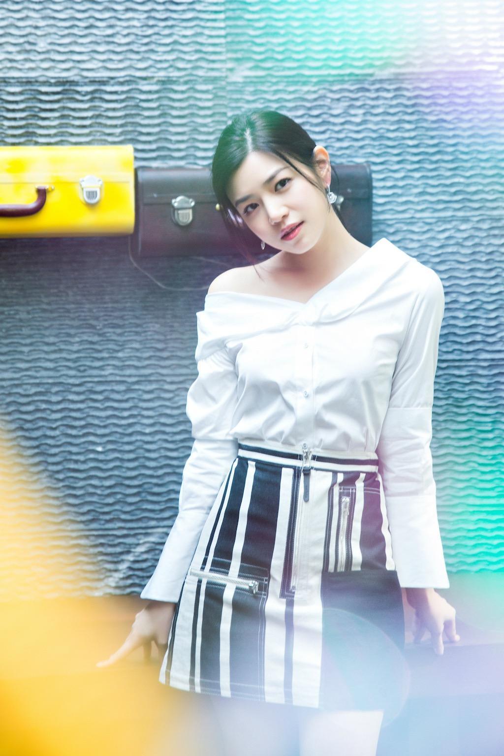 陈妍希才是微胖女神露肩上衣配半身裙清新脱俗优雅大气