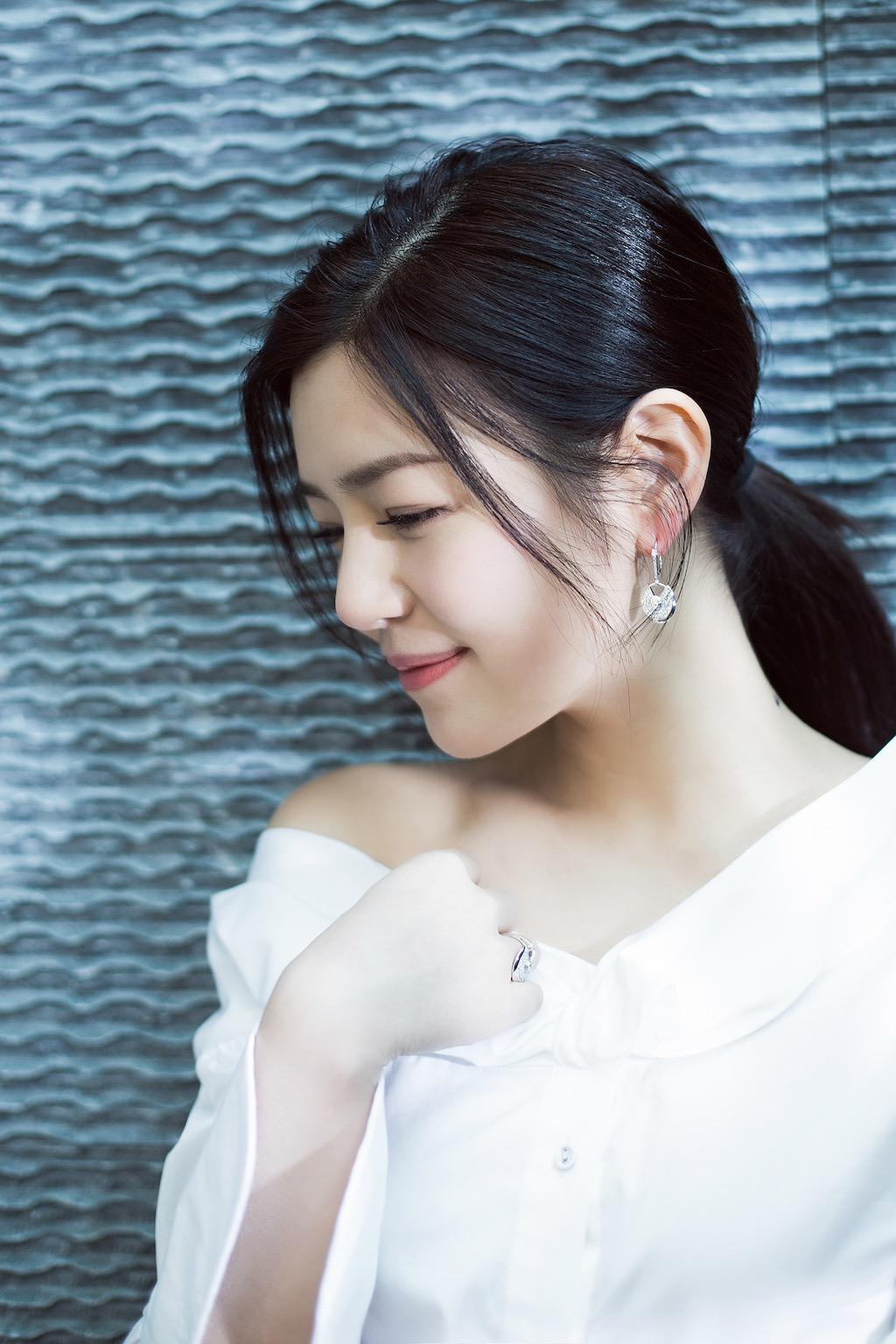 陈妍希才是微胖女神露肩上衣配半身裙清新脱俗优雅大气