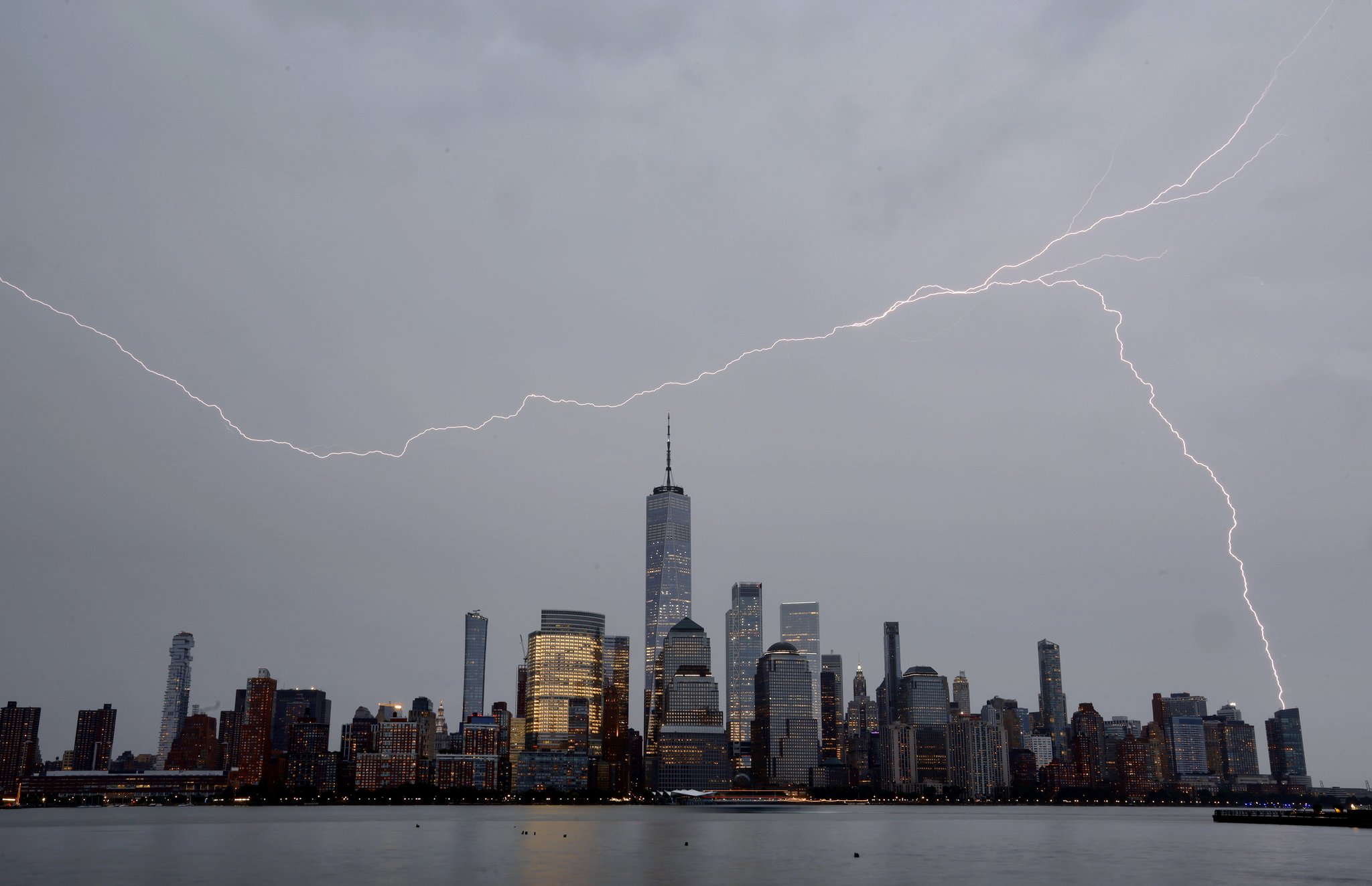 狂风暴雨袭击美国,纽约自由女神遭雷劈!分析:还会有很多强对流