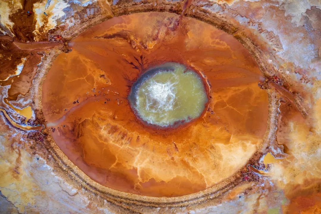 昆仑山脚下的恶魔之眼连鸟兽都望而生畏千百年来不敢靠近