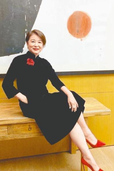 65岁林青霞近照曝光,两鬓发白皱纹明显,昔日女神已老