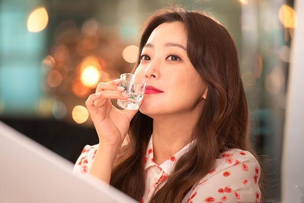 金喜善"喝酒"拍大片好美,穿印花衬衫配长卷发,不愧是韩国女神