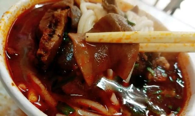 湖北很火爆的“牛杂面”，15元一碗，汤鲜味美，二十年老店了！休闲区蓝鸢梦想 - Www.slyday.coM