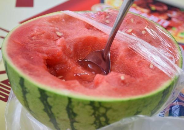 各国都怎么吃西瓜印度霸气韩国优雅中国随意日本让人心疼