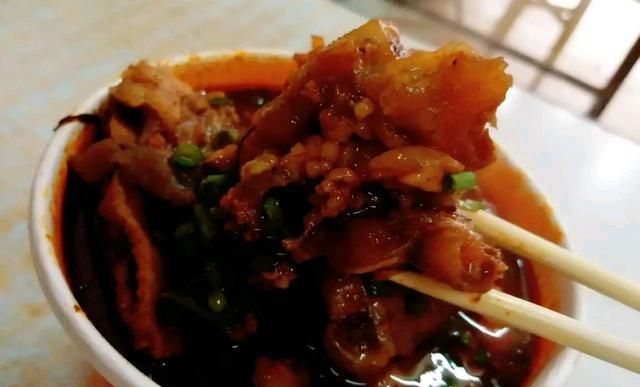 湖北很火爆的“牛杂面”，15元一碗，汤鲜味美，二十年老店了！休闲区蓝鸢梦想 - Www.slyday.coM