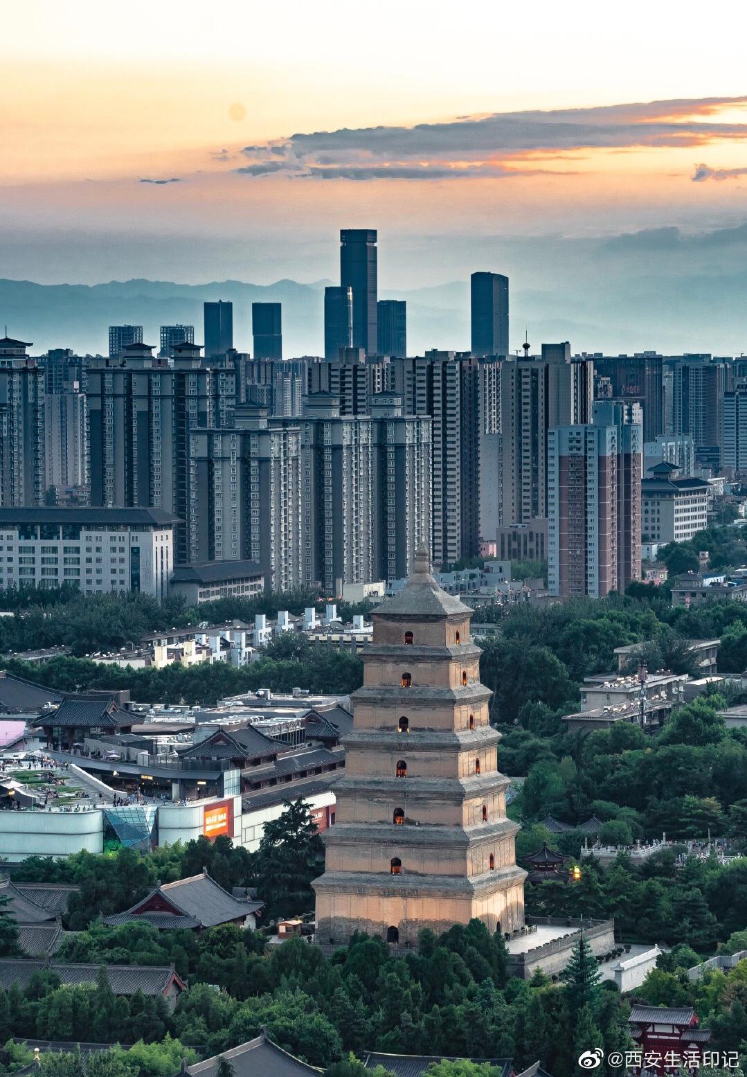大雁塔作为西安地标性建筑,很多外地人来旅行必定去的打卡之地